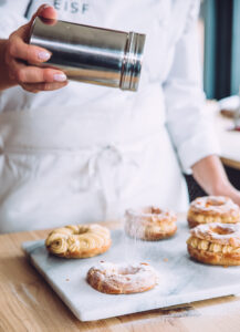 Saupoudrage de sucre glace sur des choux