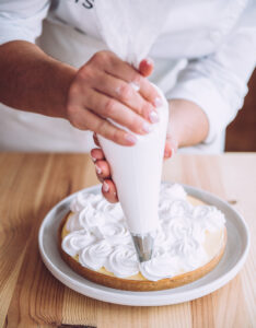 pochage de la meringue à la poche sur une tarte