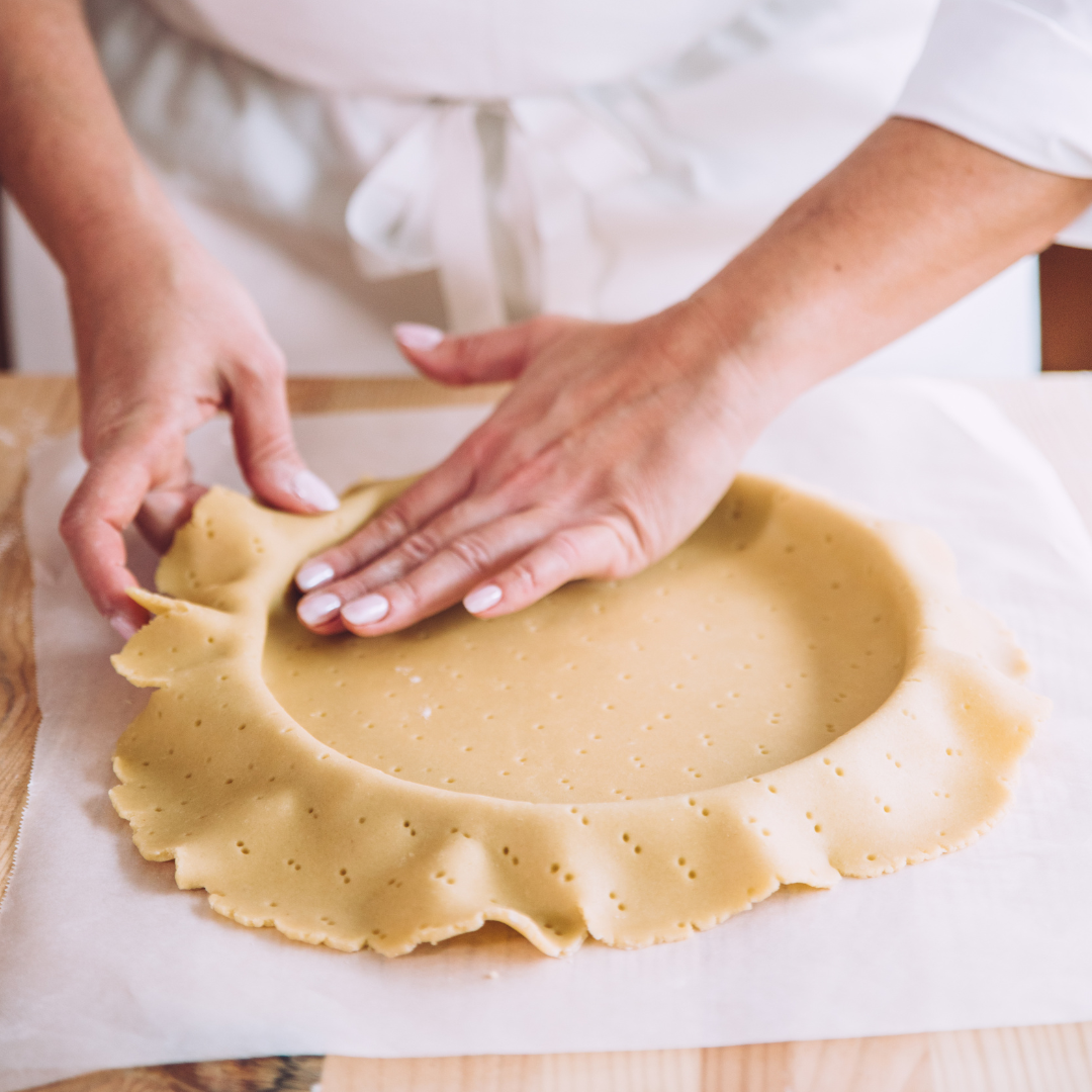 foncage traditionnel d'une pâte sucrée dans un cercle à pâtisserie