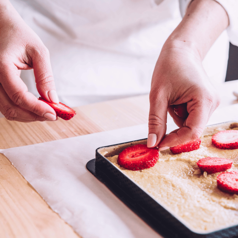 déposer des fruits frais sur une crème d'amande