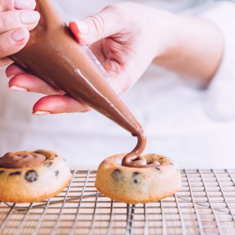 pochage de la ganache coulante dans le coeur du financier