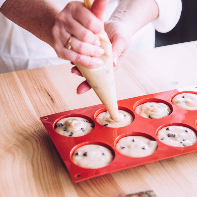 pochage de l'appareil à financiers dans le moule en silicone