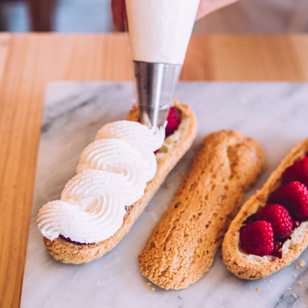 pocher de la crème chantilly mascarpone sur des éclairs