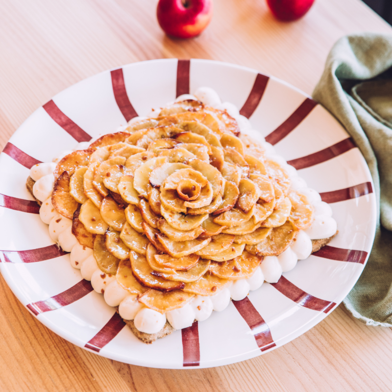 tarte aux pommes et crème diplomate sur sablé breton