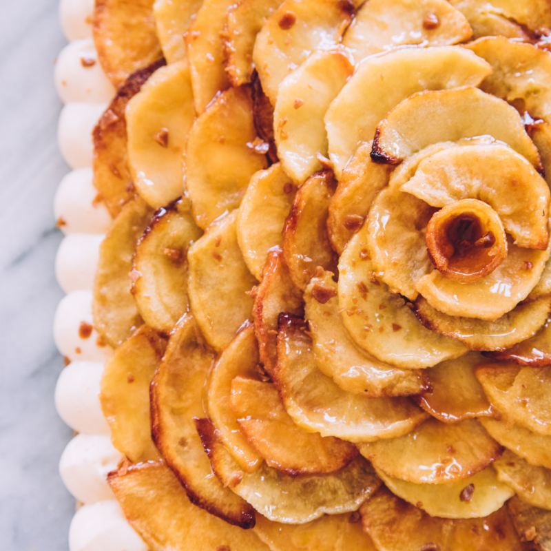 tarte aux pommes et crème diplomate sur sablé breton
