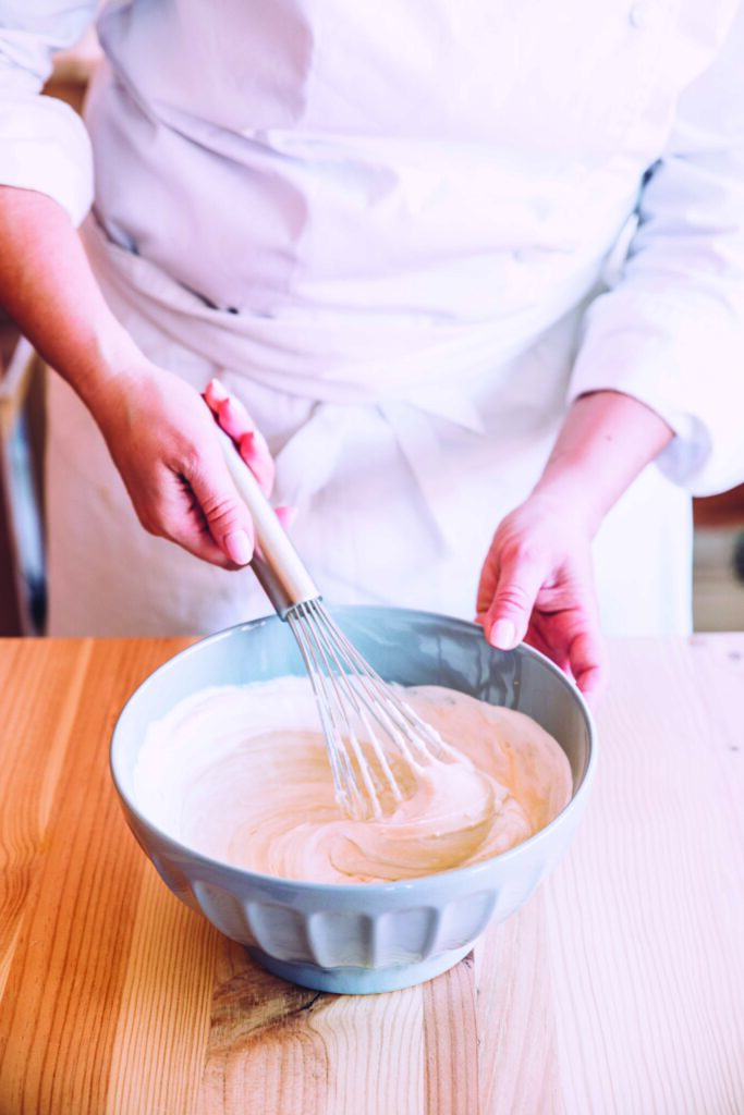 Mélange entre crème pâtissière et crème montée pour obtenir une crème diplomate