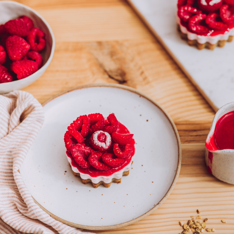dessert en forme de fleur avec des framboises et de la pistache