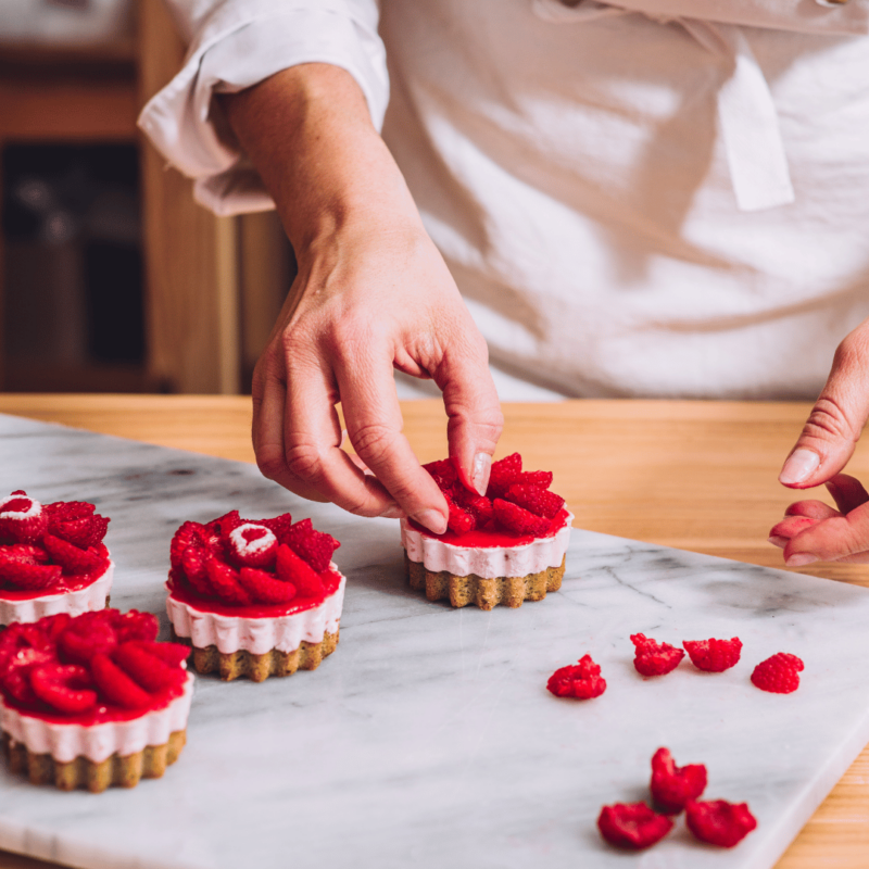 déposer des framboises fraîches sur le gâteau recouvert de coulis