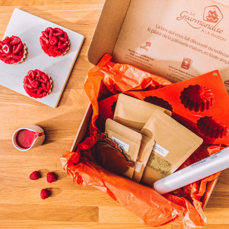box complète de pâtisserie avec recette, ingrédients, moule et vidéo pour faire un dessert à base de framboise