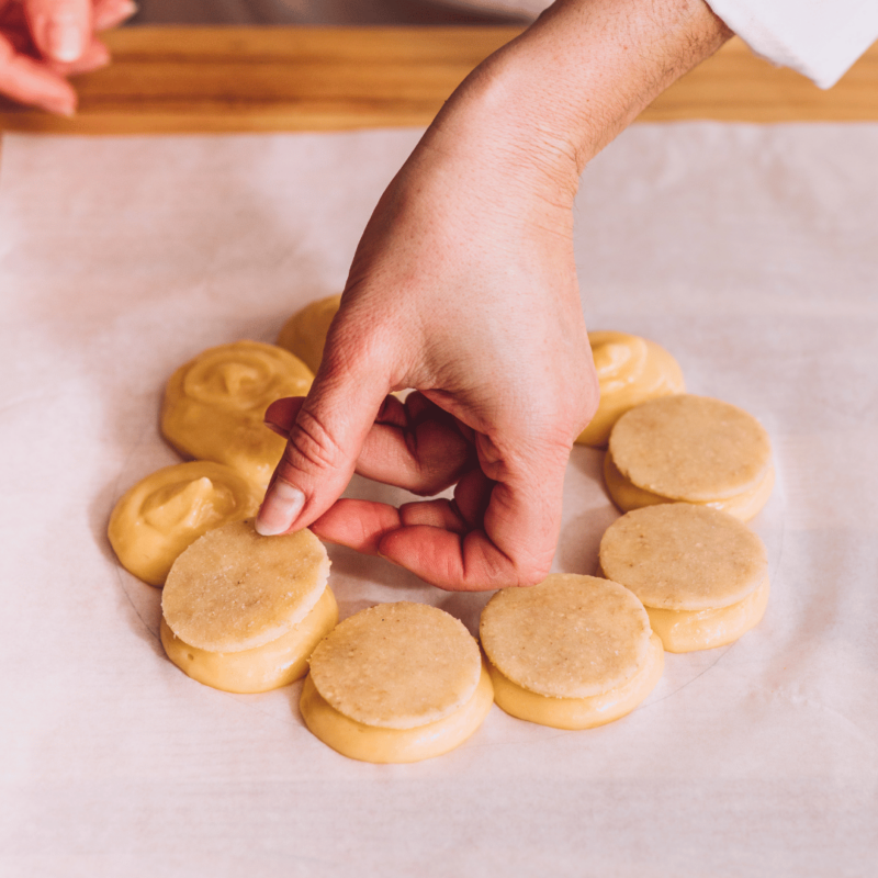 pocher des choux en couronne et déposer un craquelin